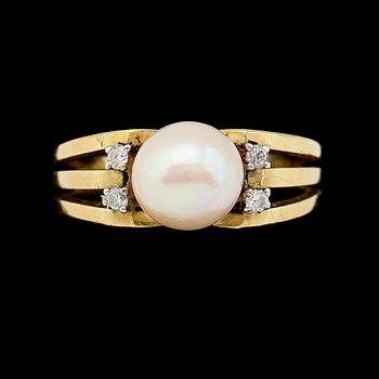 RING, 18K guld, odlad pärla och briljantslipade diamanter. Total vikt ca 5 g.