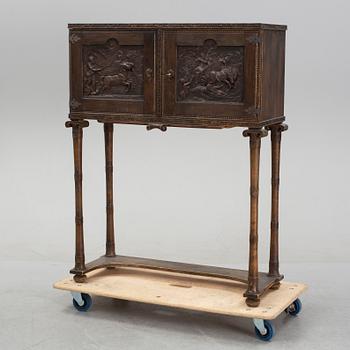 Skåp, Swedish Grace, enligt uppgift utfört av bildhuggare Ernst Sundbeck.1920-30-tal.
