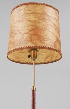 GOLVLAMPA, mässing och läder, omkring 1900-talets mitt.