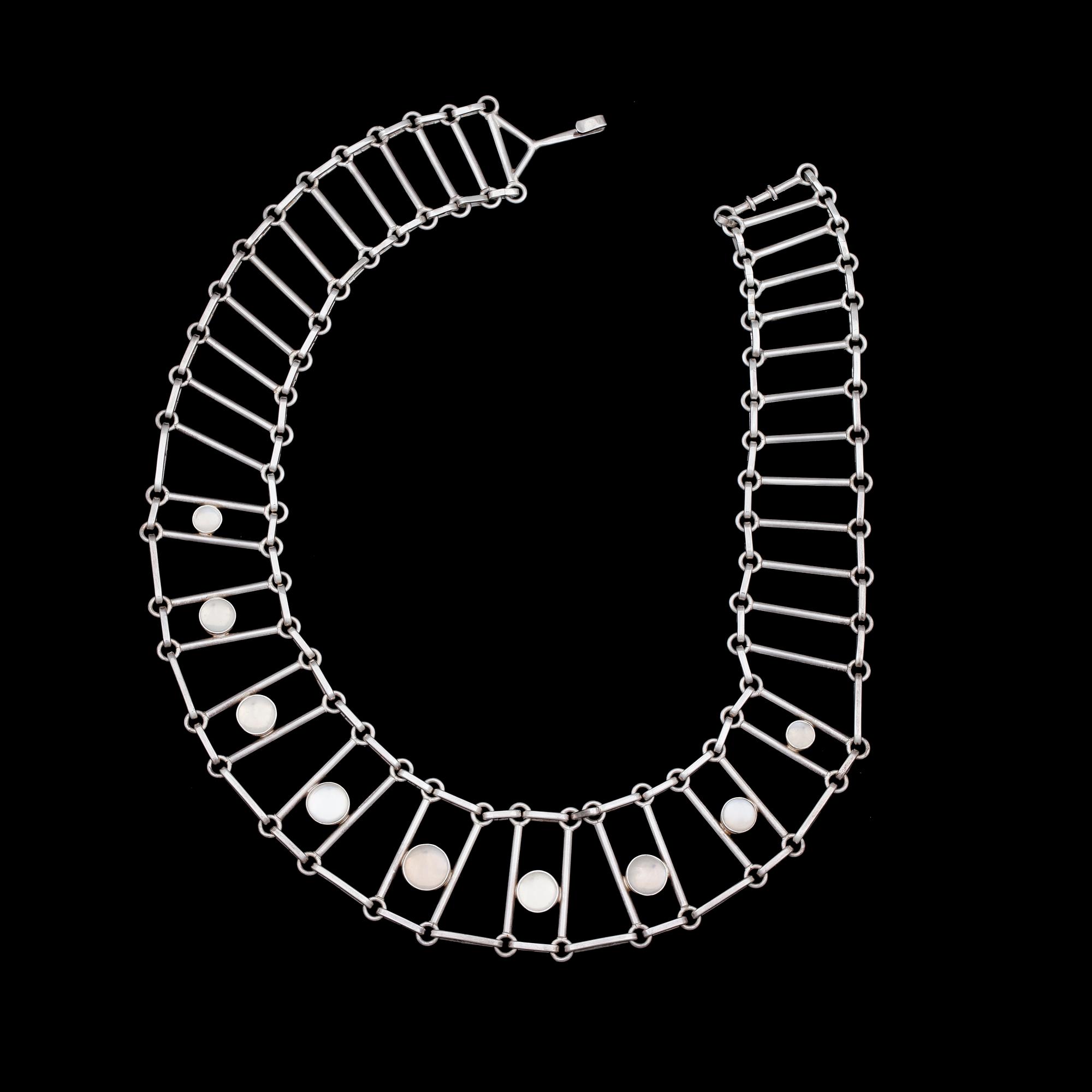 COLLIER MED ÖRHÄNGEN, ett par, silver och cabochonslipade månstenar. Sparr, Göteborg, 1956. Tot vikt 101,1g.