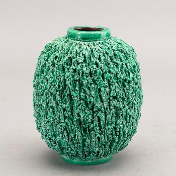 GUNNAR NYLUND, vas "Igelkott", chamotterat stengods, Rörstrand.