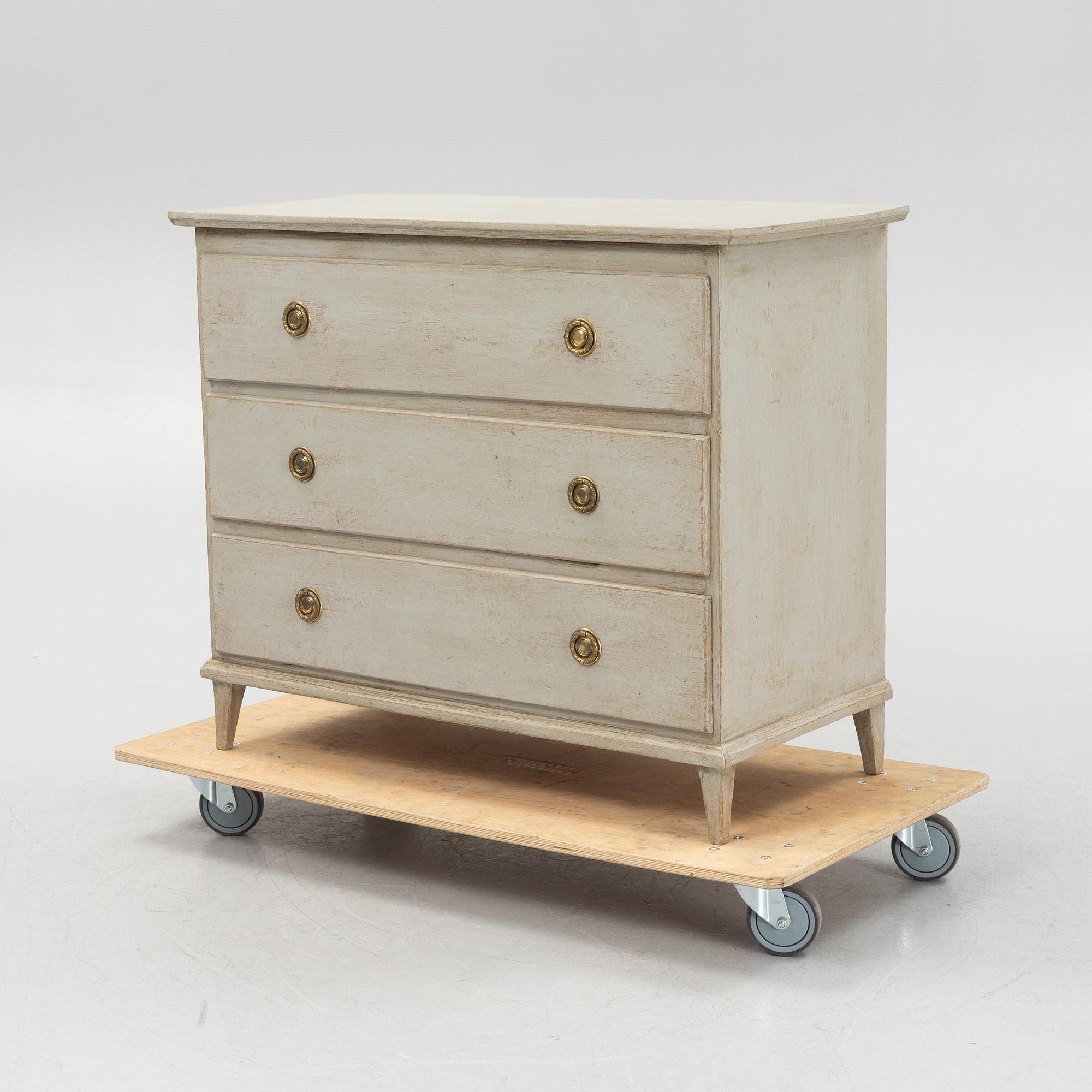 Chest of drawers, early 19th century.