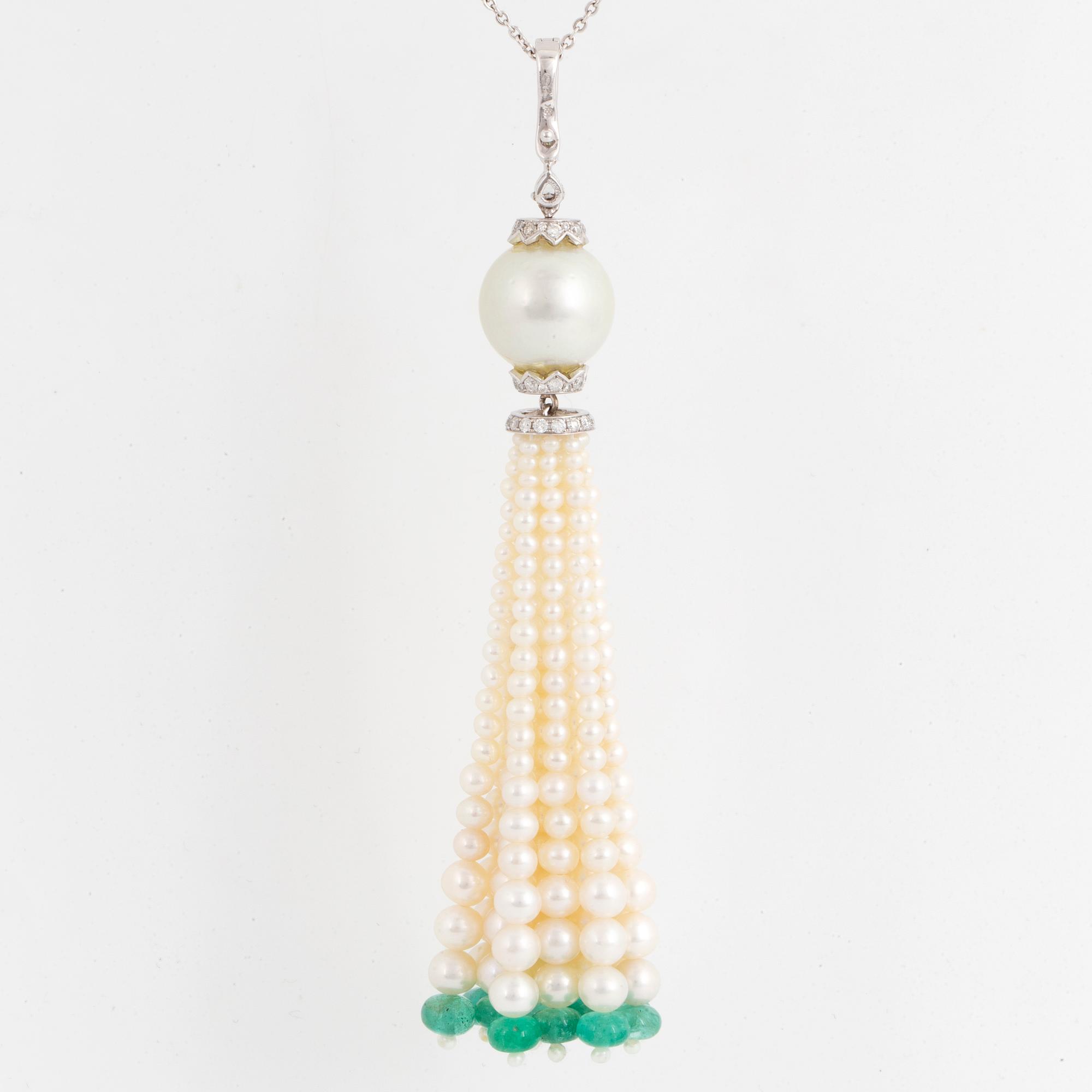 COLLIER, med odlade pärlor , diamanter och smaragdpärlor.