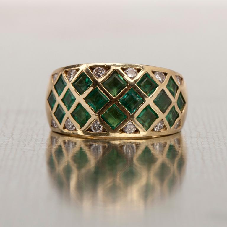RING, guld 18K, små diamanter 12 st ct och 16 smaragder tot. ca 1,60 ct. 1900-talets sista kvartal. Vikt 6,3 g.