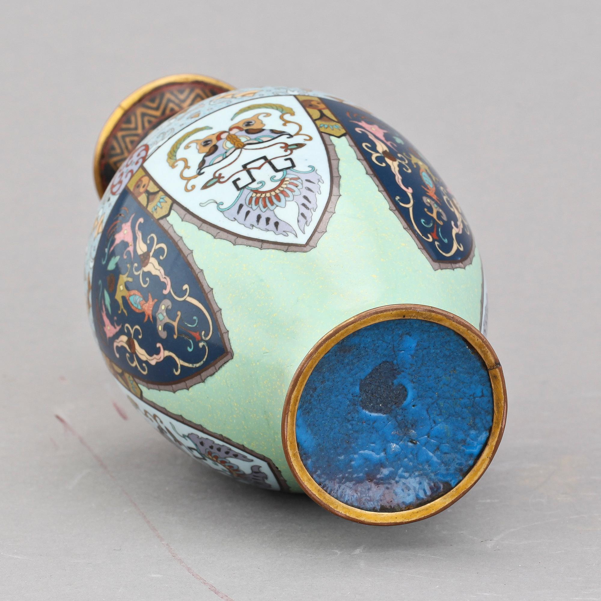 BONBONJÄR samt VAS, cloisonne, Kina, 1800/1900-tal.