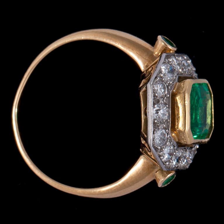 RING, smaragdslipad smaragd, 1.90 ct, och briljantslipade diamanter, tot. 1.60 ct.