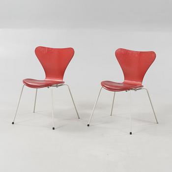 A pair of "Seven" chairs, designed by Arne Jacobsen for Fritz Hansen, 1995.