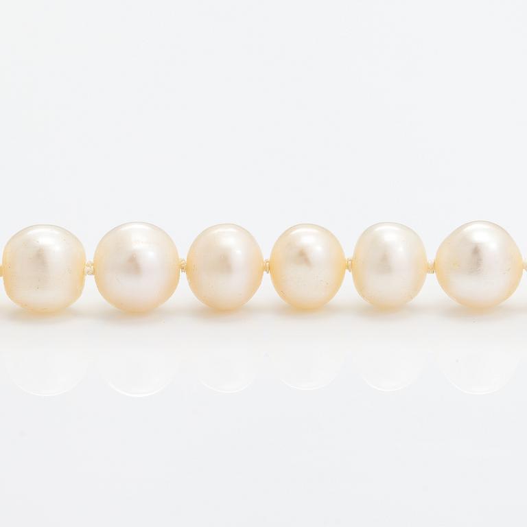 A pearl collier with cultured pearls, 14K gold clasp with ca. 0.045 ct of diamonds.