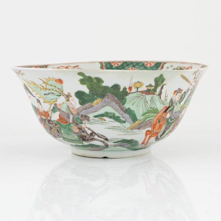 A Chinese famille verte bowl, Qing dynasty, 19th century.