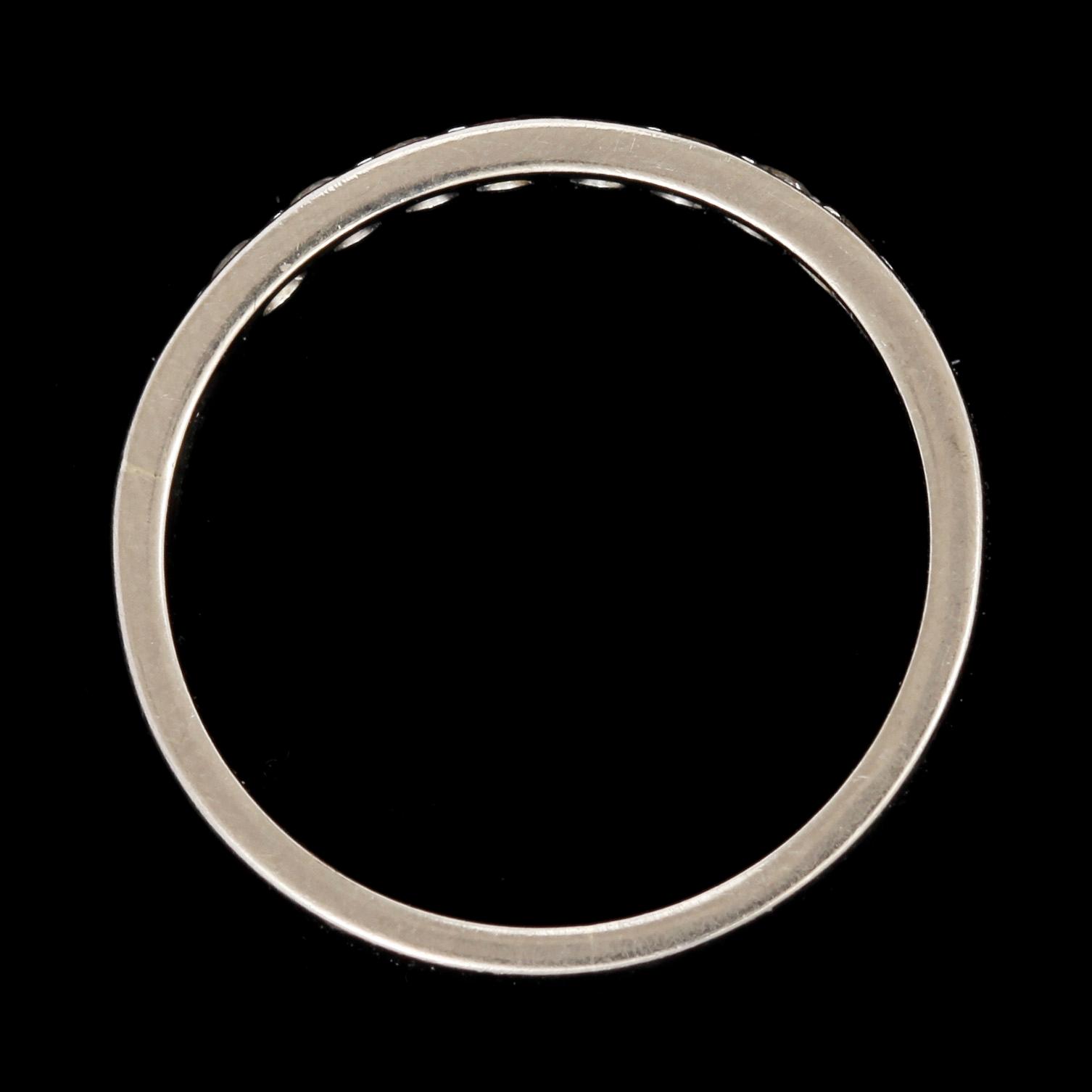 RING, 18k vitguld med 8 briljantslipade diamanter, tot ca 0,10 ct. Cesons Guldvaru AB, Göteborg 1968. Vikt 2,7.