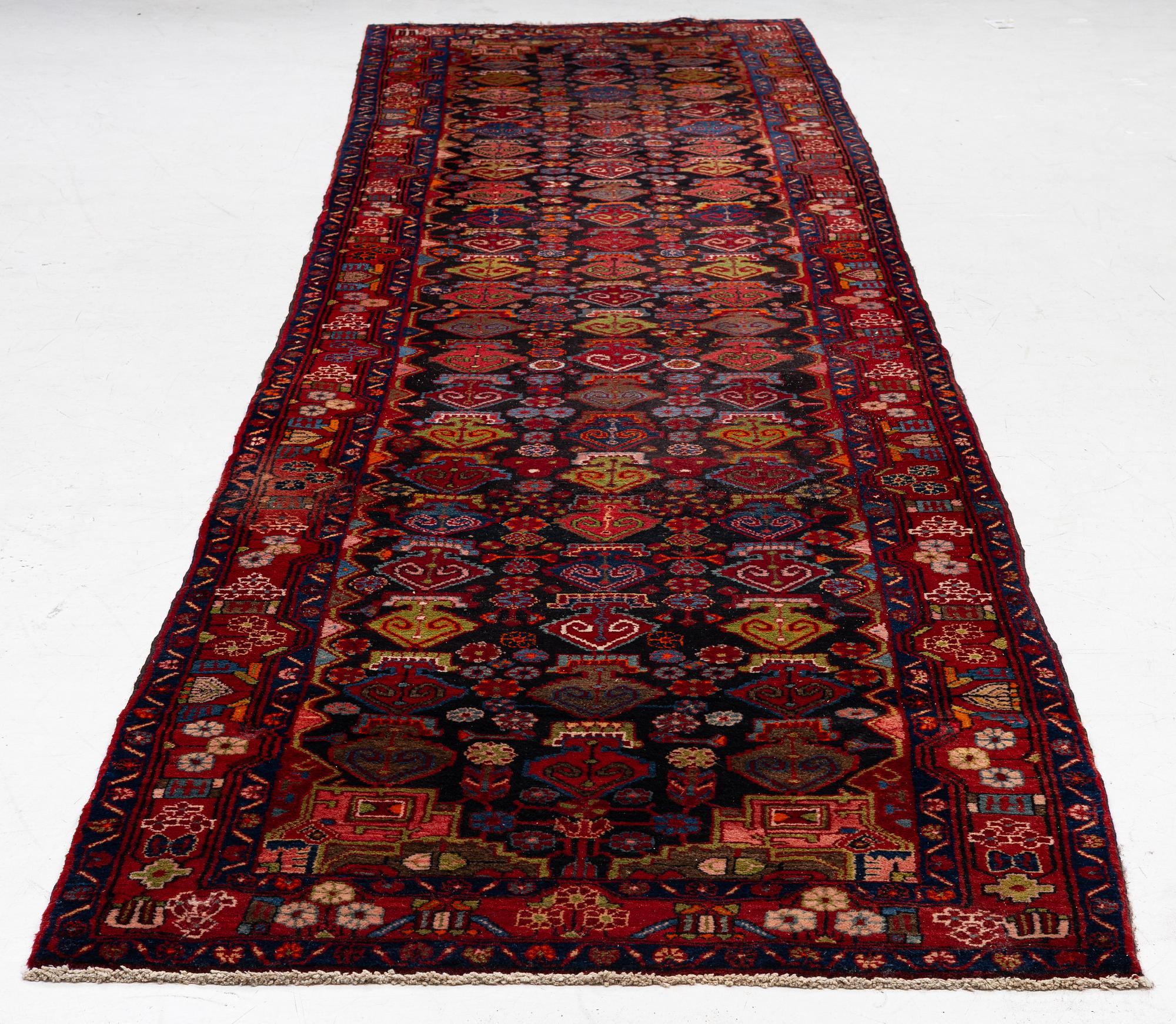 Semi-Antique Senneh runner., approx. 485 x 115 cm.