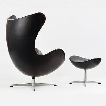 ARNE JACOBSEN, fåtölj "Ägget" med fotpall, Fritz Hansen, Danmark 1960-tal.