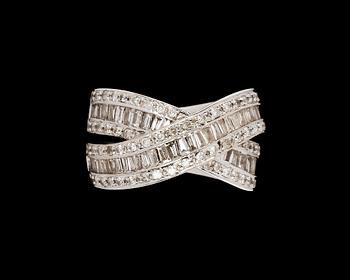 1132. RING, baguette- and brilliant cut diamonds, tot. app. 1.60 cts.