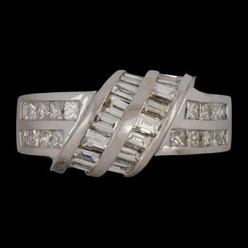 RING, 14k vitguld med prinsesslipade och baguettslipade diamanter, totalt ca 2.0 ct. Vikt 6 g.
