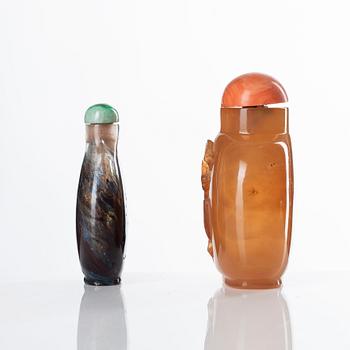 Snusflaskor, två stycken, agat samt glas. Kina, 1900-tal.