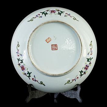 BOJANER, 3 st, samt SKÅLFAT, porslin, Kina, 1900-tal.