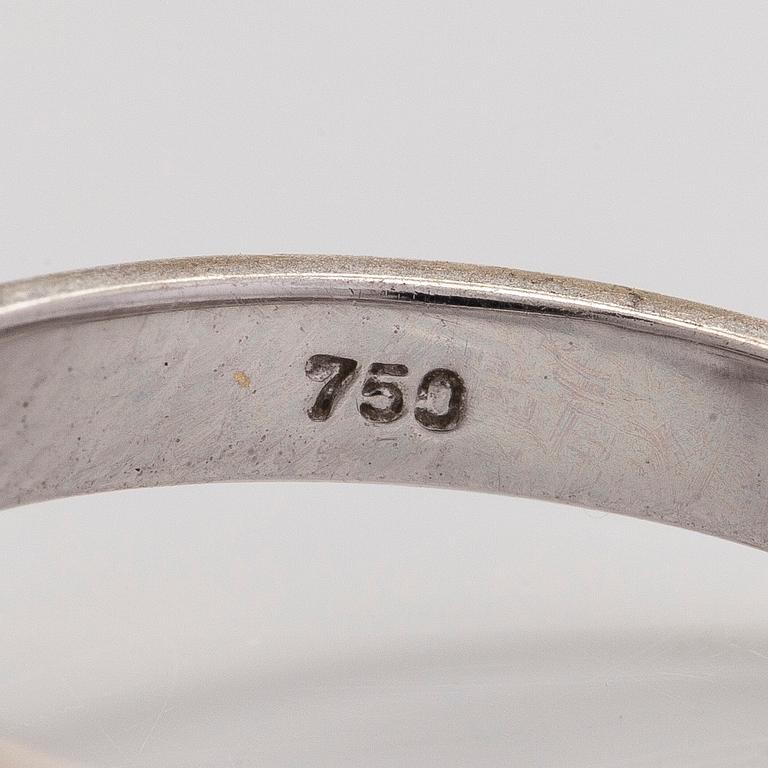 An 18K white gold ring with brilliant-cut diamonds.