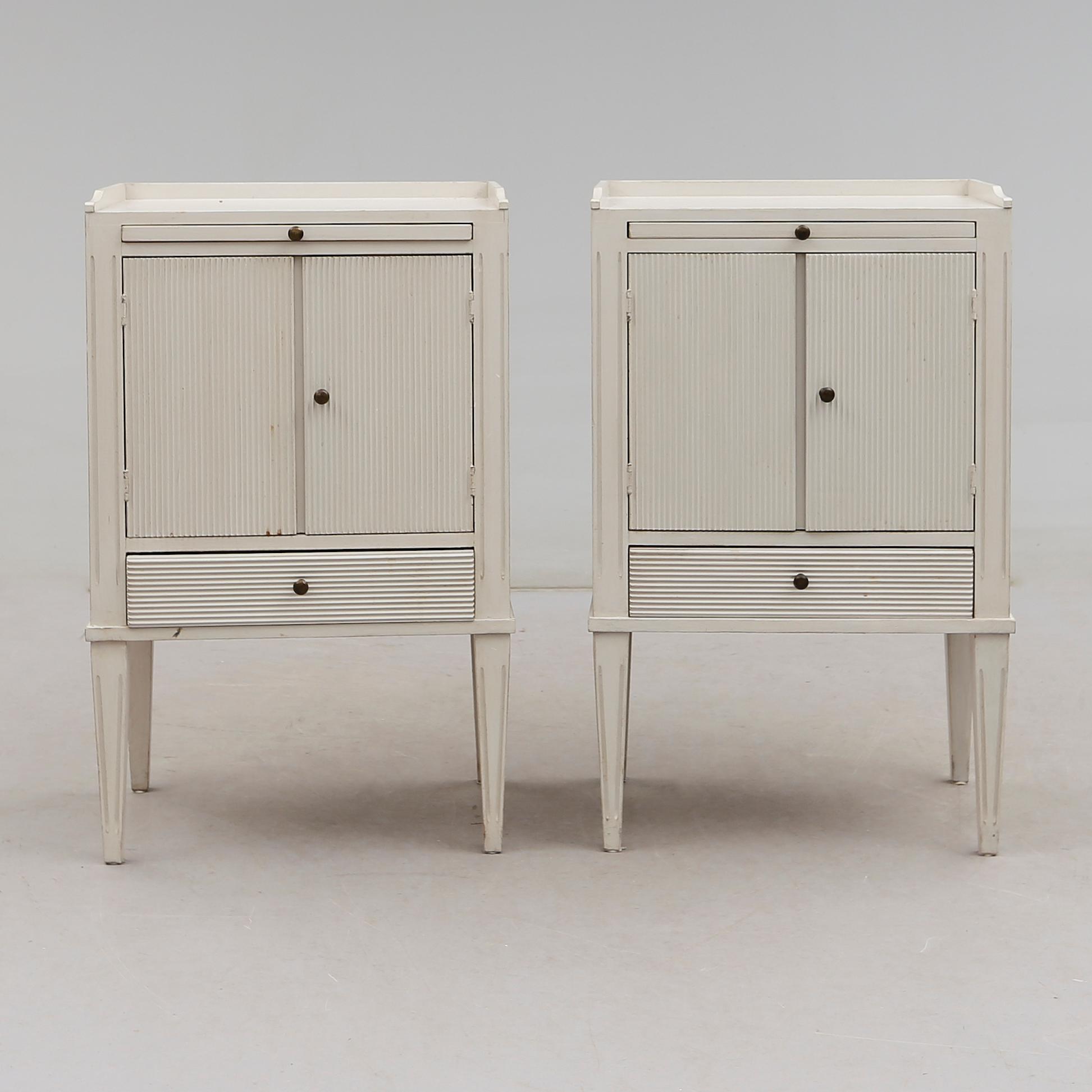 SÄNGBORD, 1 par, gustaviansk stil, 1900-talets andra hälft.