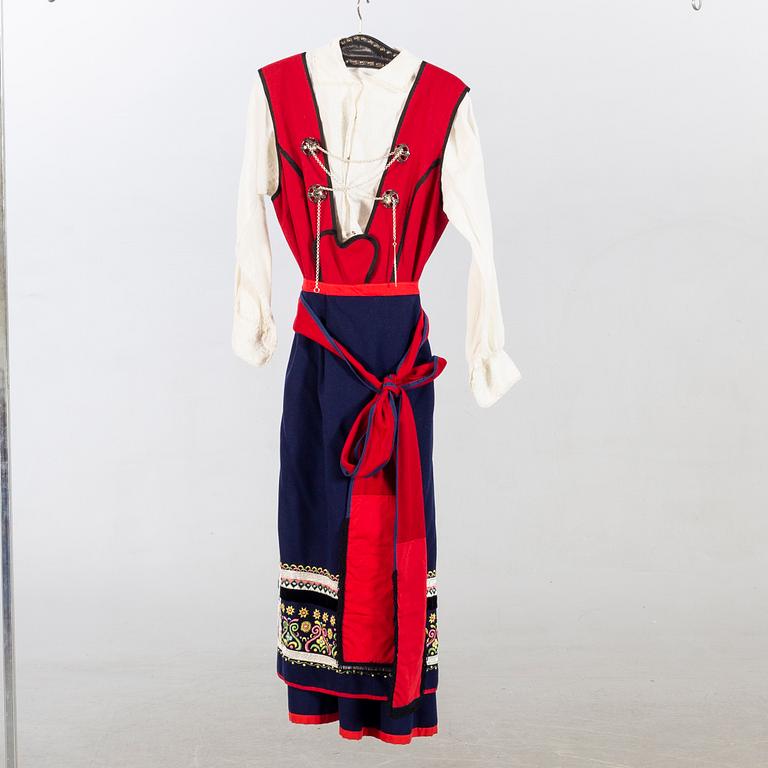 FOLKDRÄKT. Värendsdräkt år 1963 med dräktsmycken.