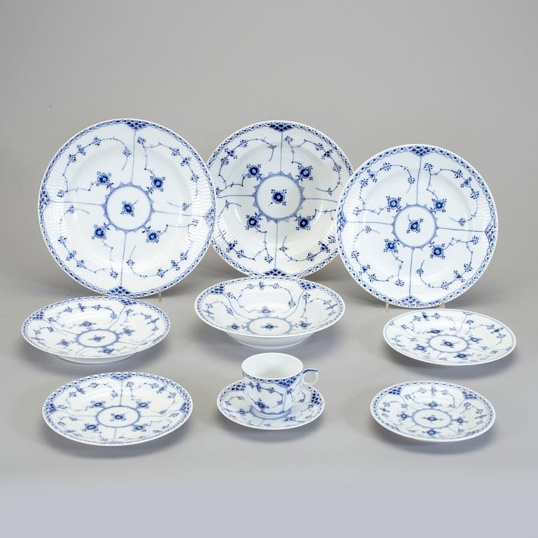 SERVISDELAR, 58 st, porslin, "Musselmalet", främst Royal Copenhagen, Danmark.