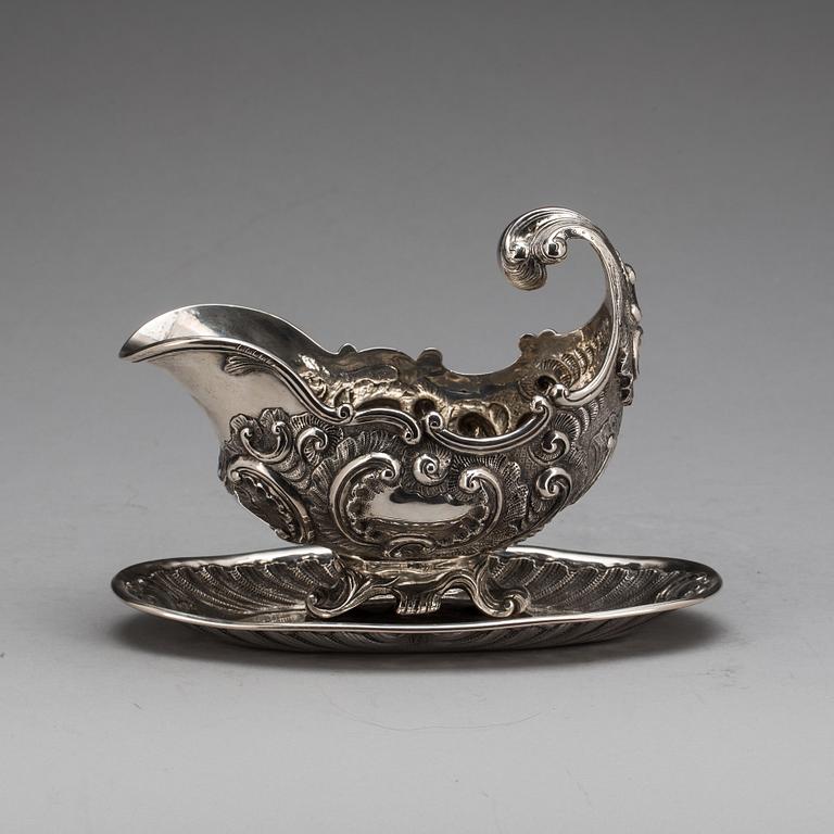 SÅSSKÅL på FAT, silver, A. Michelsen, Köpenhamn, 1885. Vikt ca 750 g.