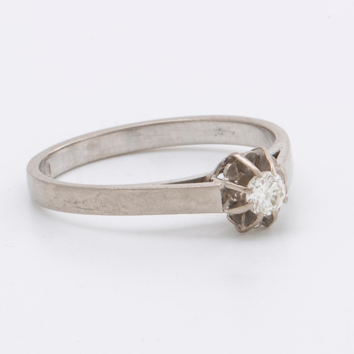 RING and EARRINGS 18K whitegold w brilliant-cut diamonds approx 0,40 ct in total.