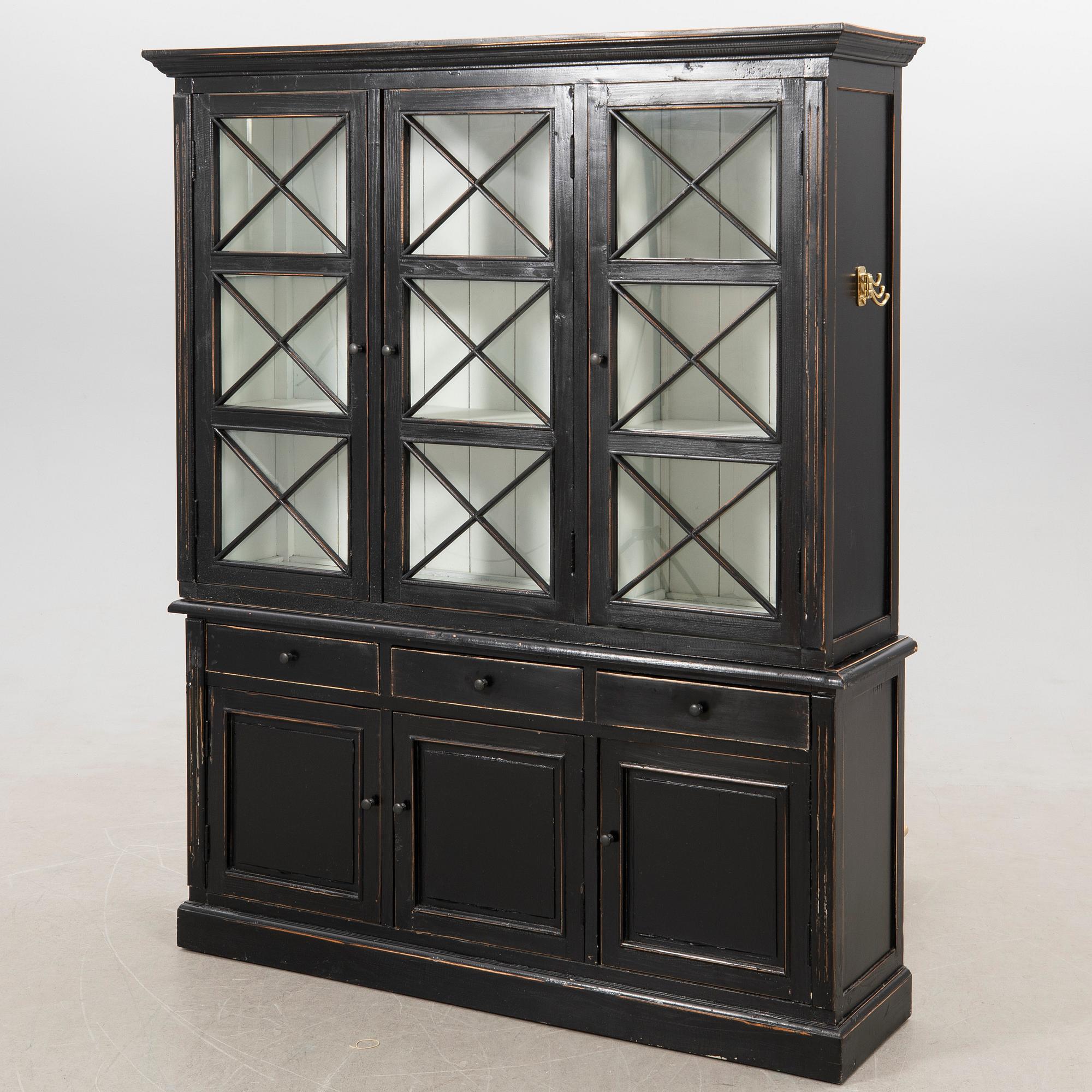 Vitrinskåp, 1900-talets första hälft.