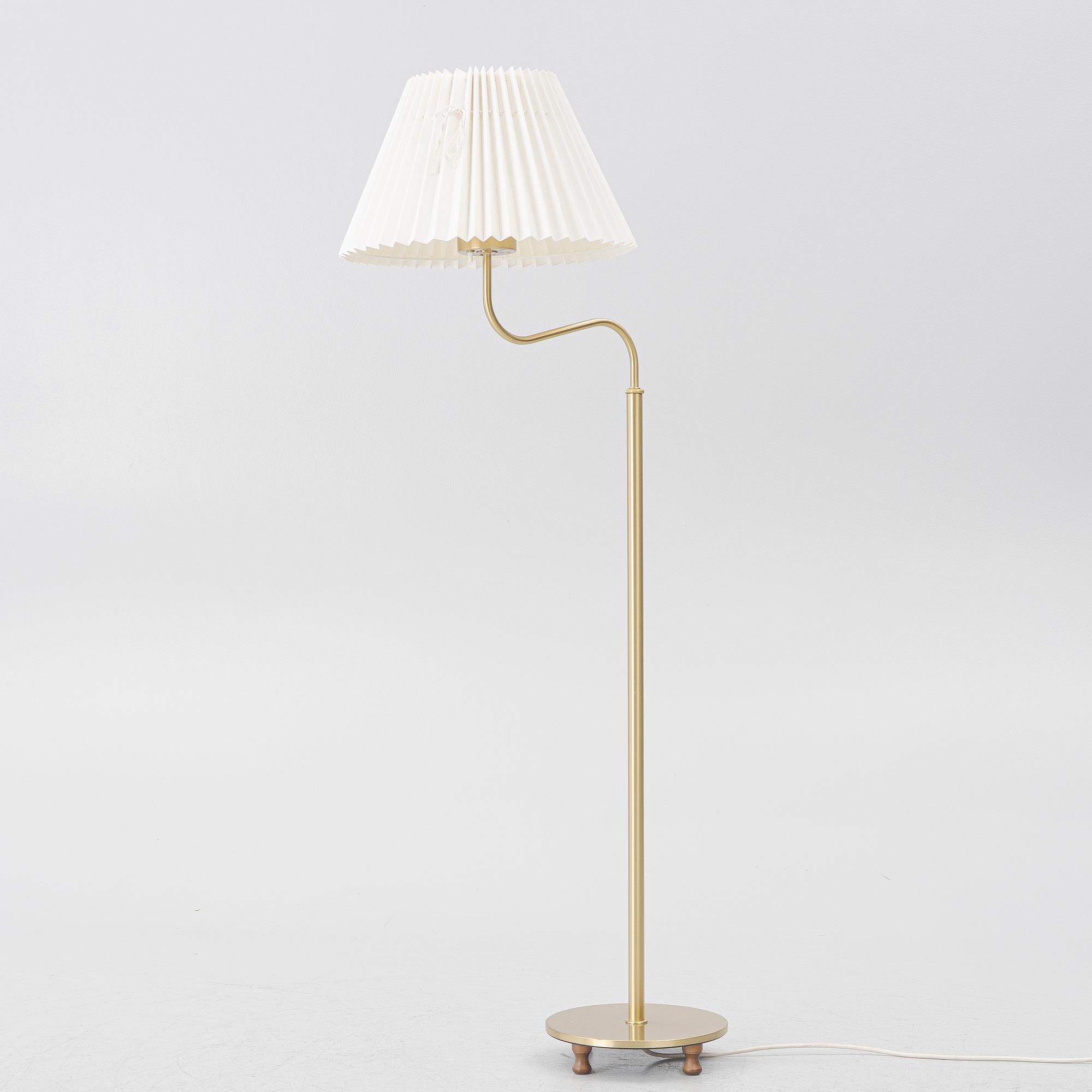 Josef Frank, golvlampa, modell G2568, "Lilla kamelen", Firma Svenskt Tenn.