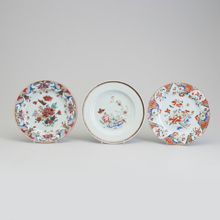 TALLRIKAR, tre stycken, kompaniporslin. Qingdynastin, tidigt 1700-tal.