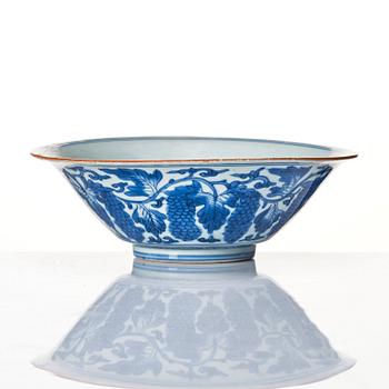 A blue and white bowl, Transition, 17th century.