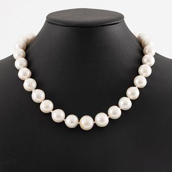Collier med odlade sötvattenspärlor, lås 18K guld.