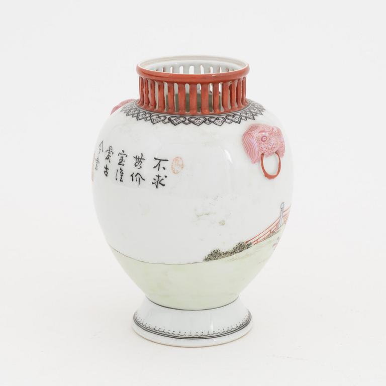 A Chinese Republic vase, 20th Century.