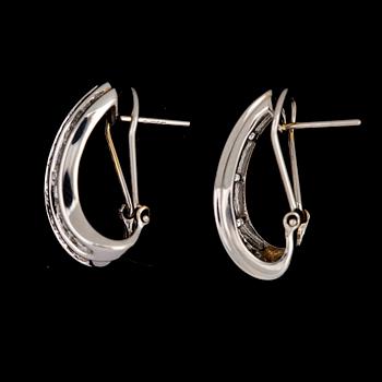 ÖRHÄNGEN, 14k vitguld med briljant- o baguettslipade diamanter tot ca1,00ct. Vikt 5,5g.