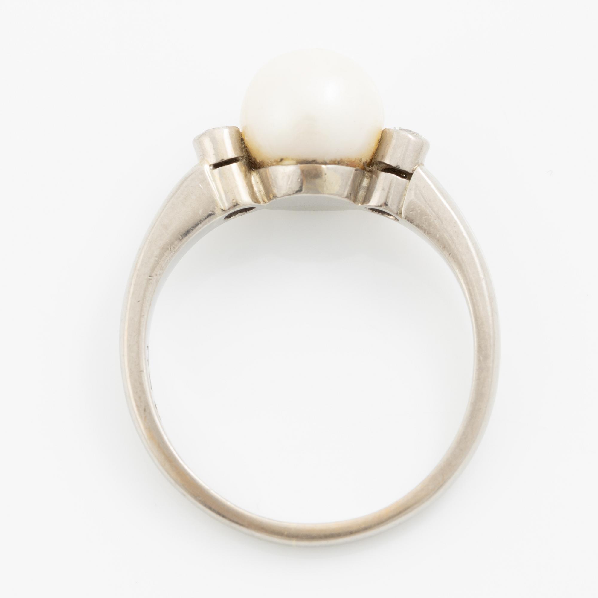Ring 18K vitguld men en pärla och gammalslipade diamanter.