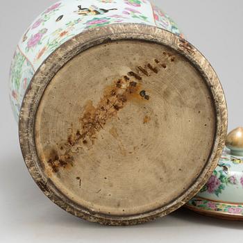 PRAKTURNA med LOCK, porslin. Kanton, Qingdynastin, sent 1800-tal.