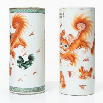 Penselvaser, två st, porslin. Kina, tidigt 1900-tal.