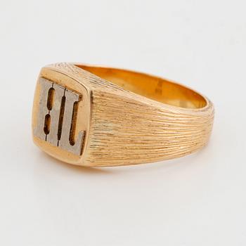 18K gold ring.