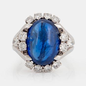 1099. Ring 18K vitguld med en cabochonslipad safir ca 11.00 ct samt runda briljantslipade diamanter.