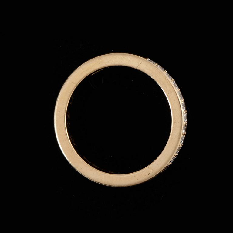 RING, 18k guld med 12 briljantslipade diamanter, enligt gravyr 0,24 ct. Vikt ca 4,8 gram.