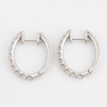 ÖRHÄNGEN, kreoler med briljantslipade diamanter.