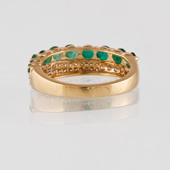 RING, 18K guld med briljantslipade diamanter ca 0.23 ct samt fasettslipade smaragder ca 1.13 ct. Vikt 3,7 gram.