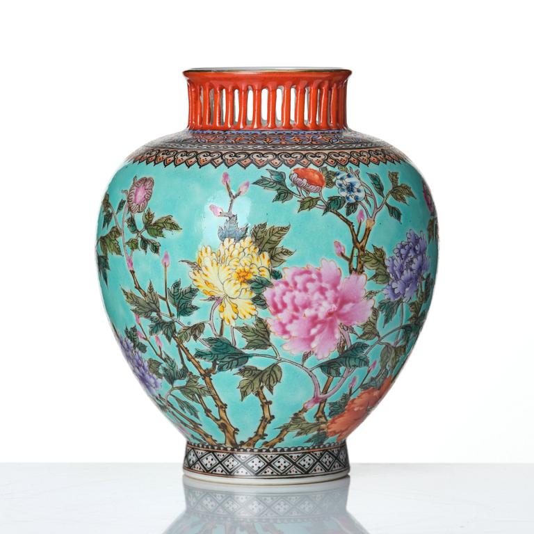 A Chinese Republic vase, 20th Century.