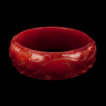ARMBAND, rödfärgad jadeit, 1900-talets senare hälft.