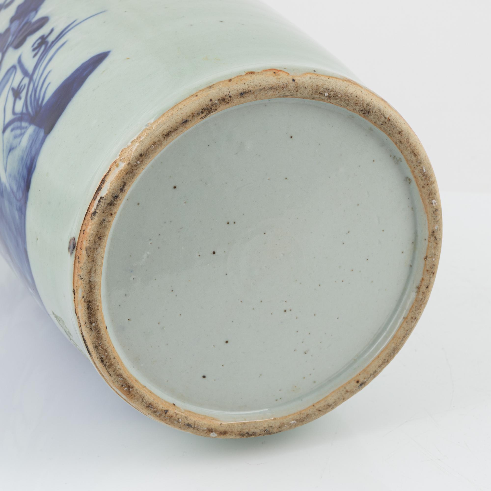 A large Chinese porcelain vase, late Qing dynasty, 19th Cnetury.