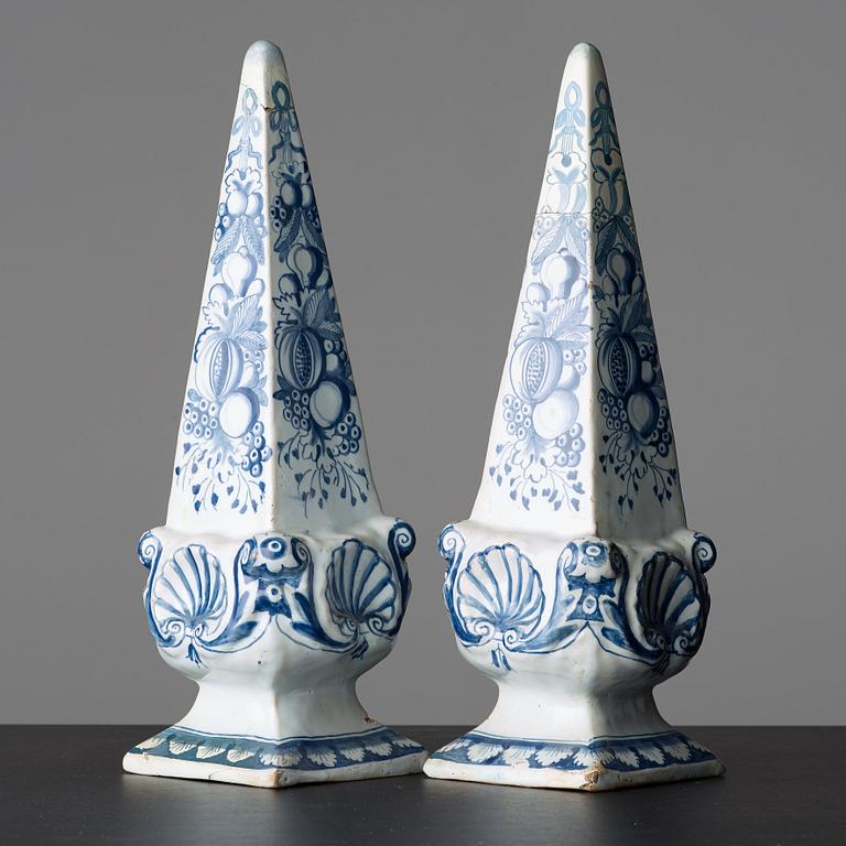 OBELISKER, ett par, fajans. Rörstrand märkta Stockholm, 1700-tal.