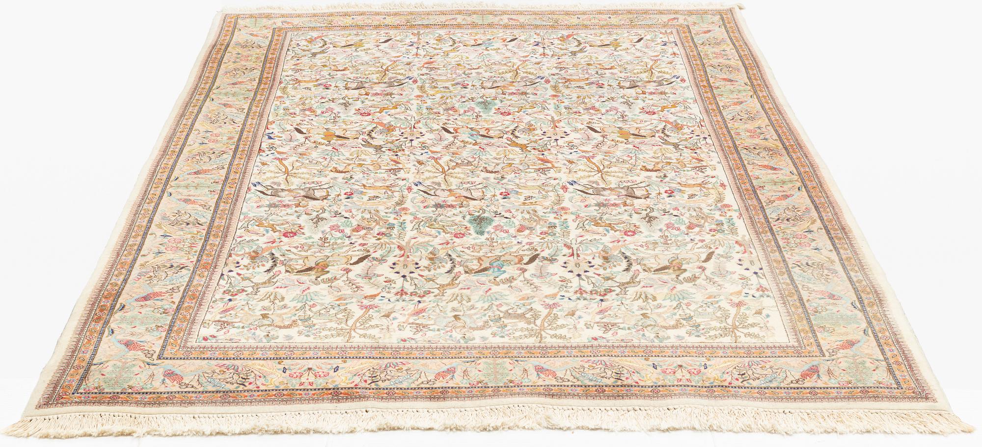 A Tabriz carpet, 270 x 180 cm.