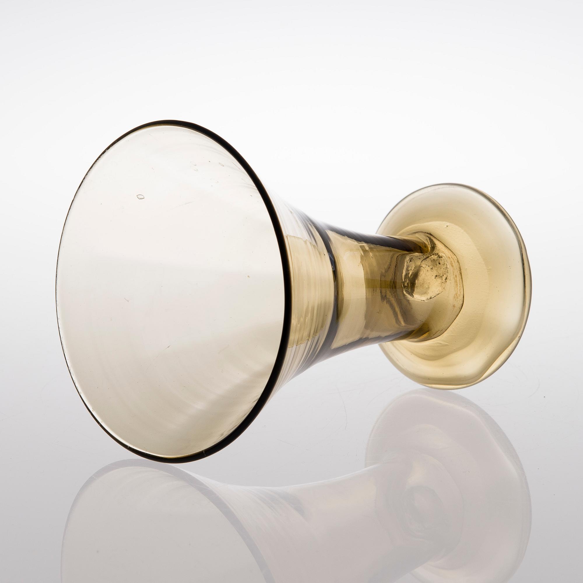 AN EARLY 20TH CENTURY GLASS VASE.