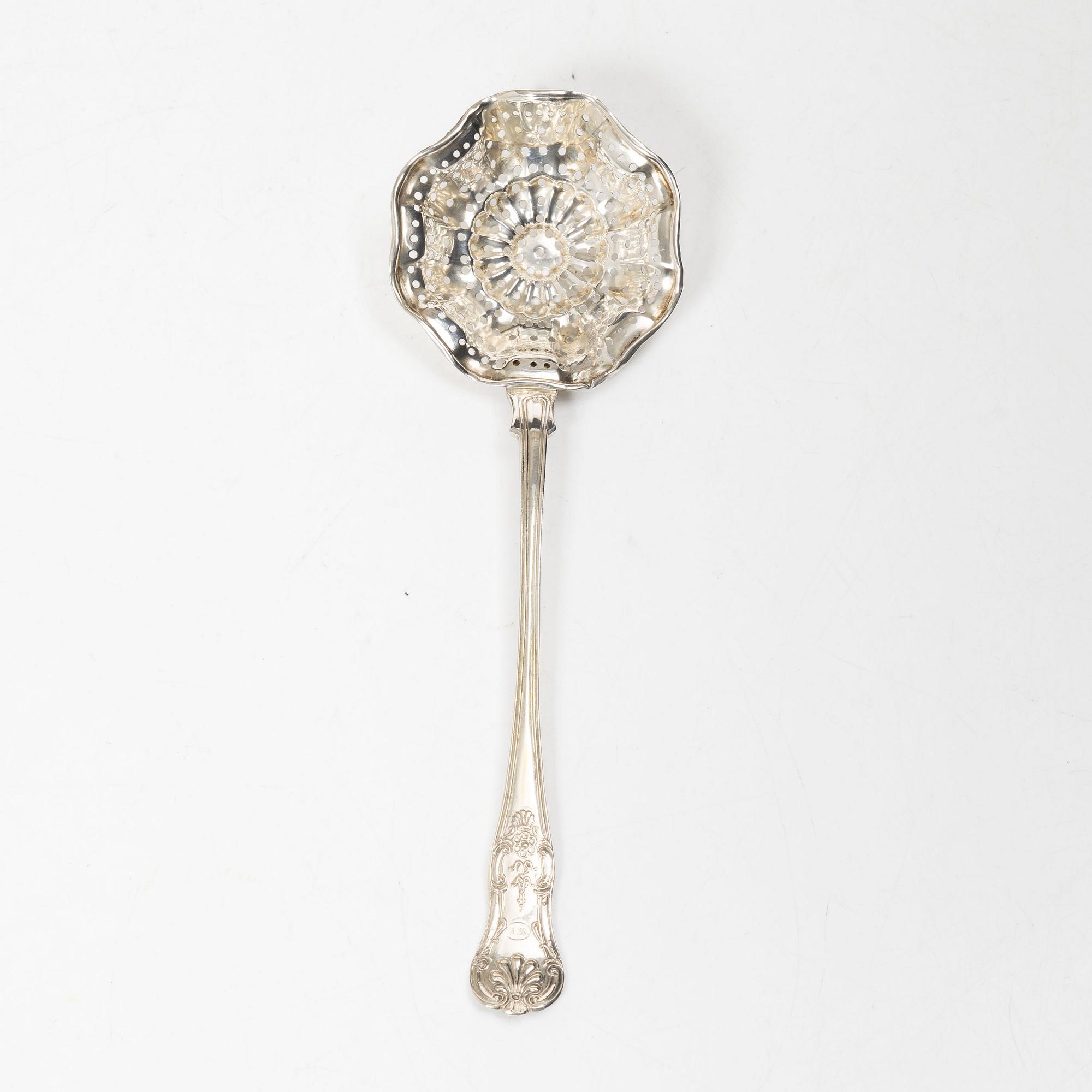 Gustaf Möllenborg, Strösockerskål, silver, Stockholm 1848-1849 samt strösockersked Johan Carlsson, Nyköping 1852.