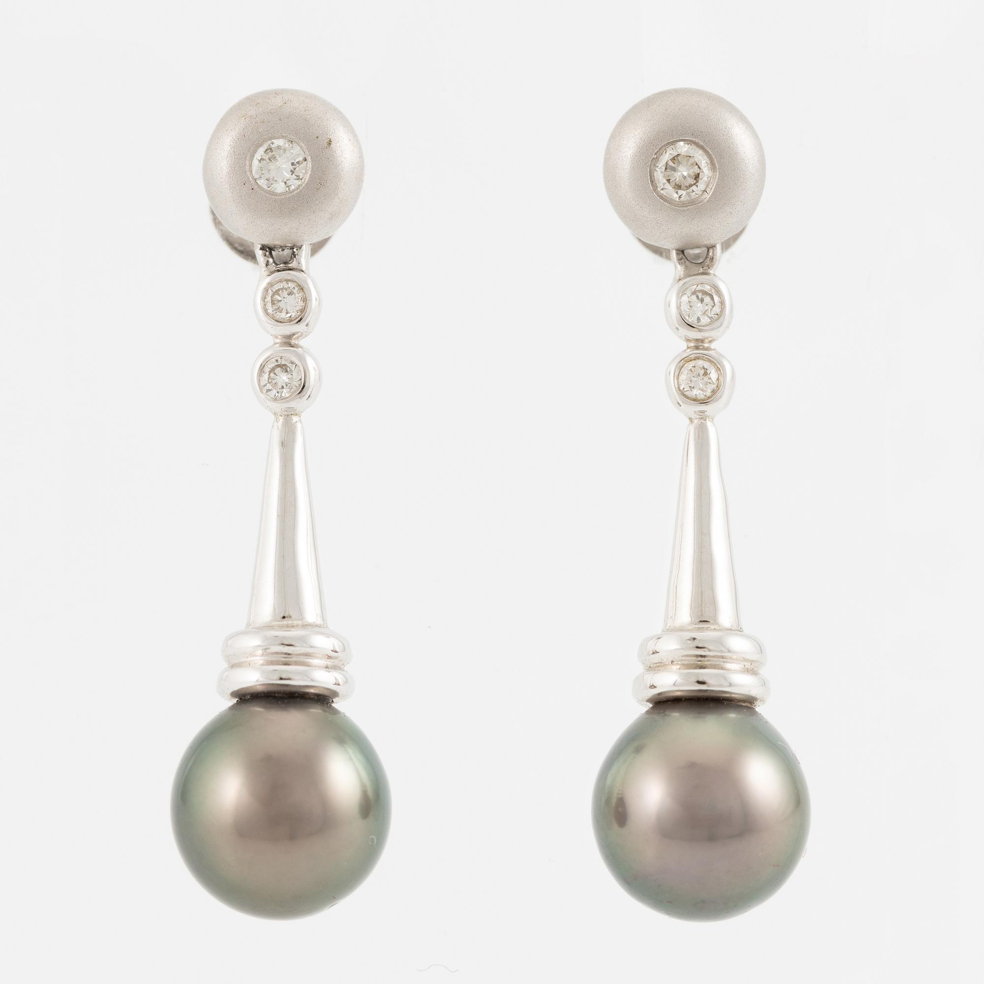 Ett par örhängen 18K vitguld med odlade pärlor och runda briljantslipade diamanter.