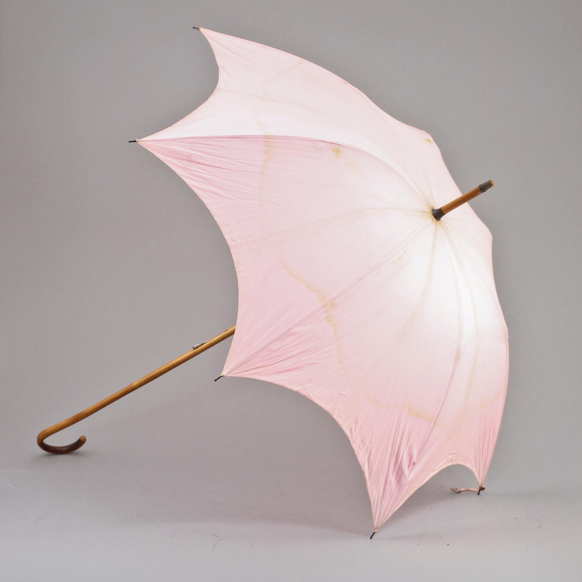 PARASOLLER, 8 st, samt DOMPTÖRPISKA, 1900-tal.